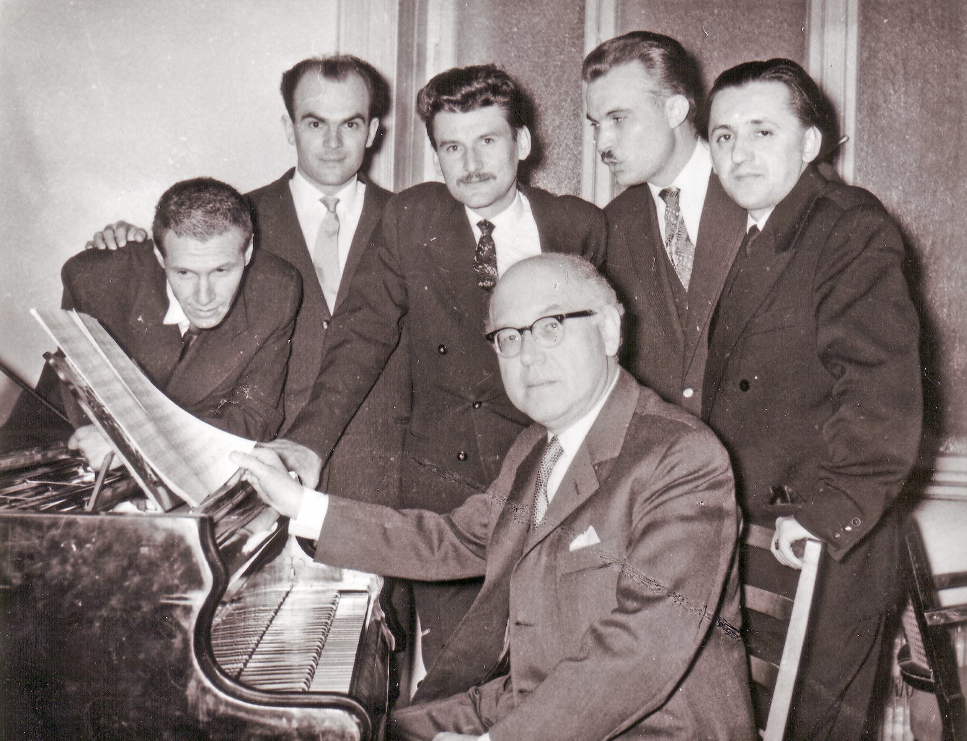 Ferenc Farkas with his students : György Kurtág, Miklós Kocsár, Emil Petrovics, Lajos Vass, Sándor Szokolay (1962)